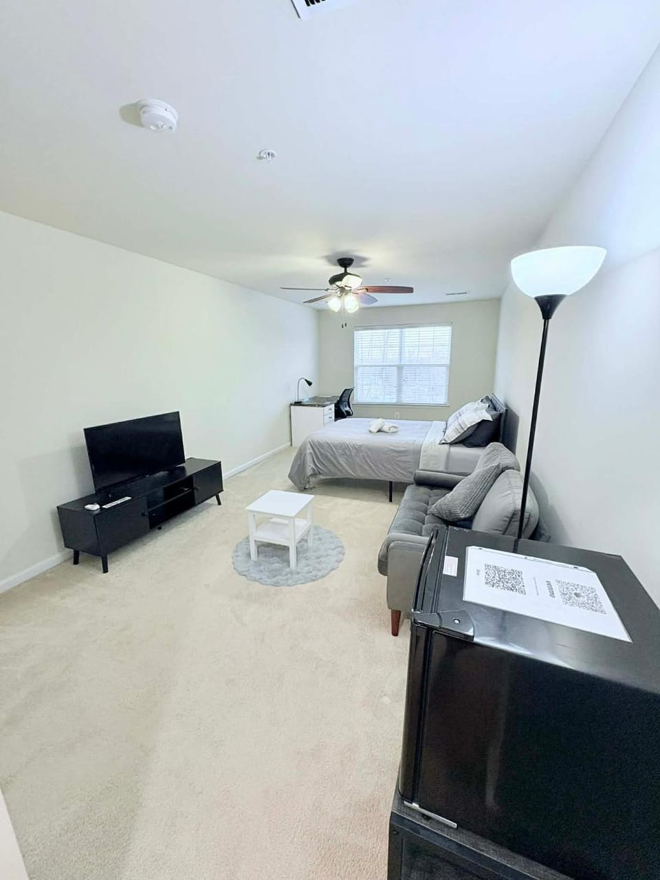 Bed, TV and multimedia, Photo of the whole room, Seating area, Evening entertainment, Bedroom