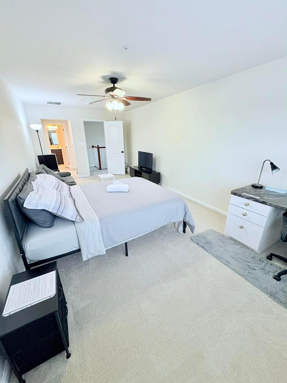 Bed, TV and multimedia, Photo of the whole room, Bedroom, air conditioner