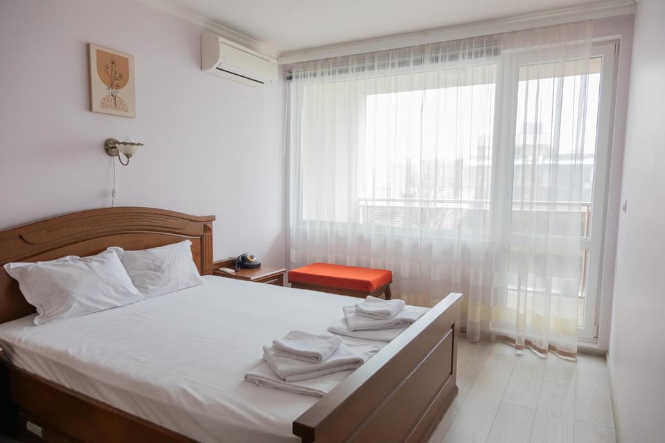 Bed, Bedroom, towels, air conditioner