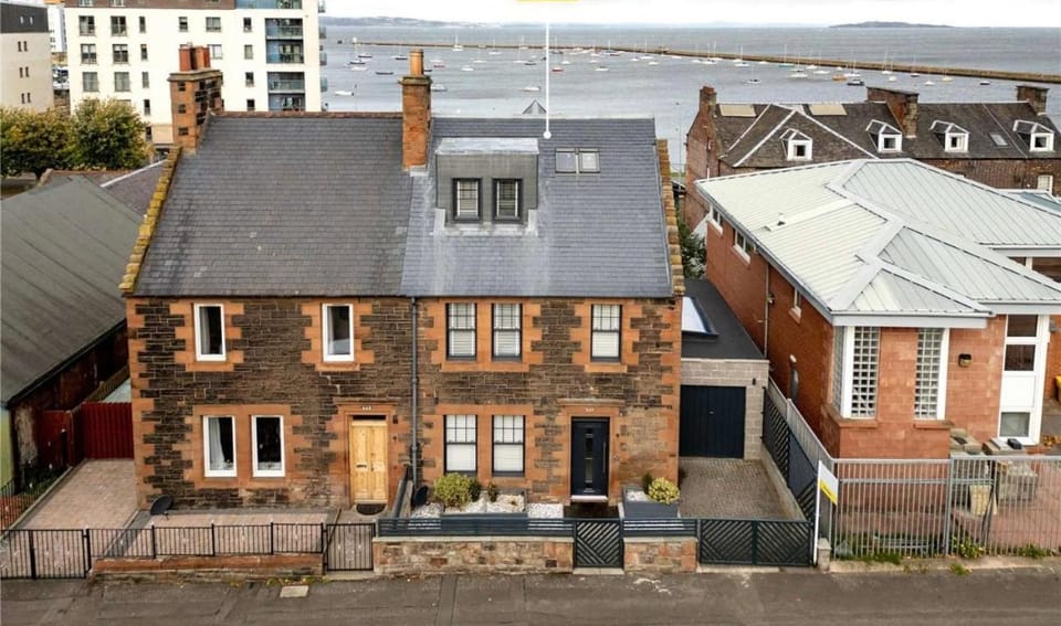 Property building, Natural landscape, Sea view, Street view