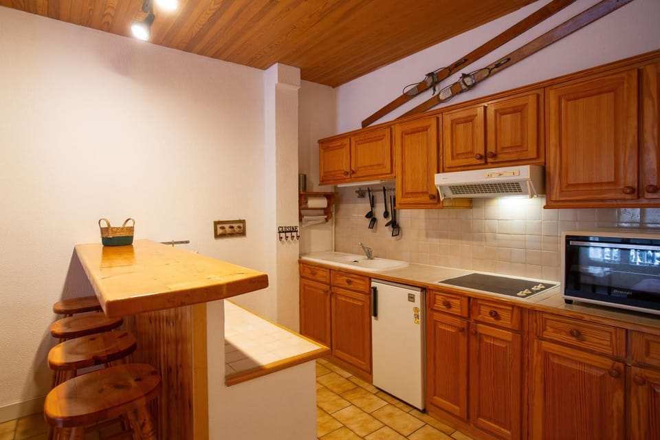 Kitchen or kitchenette, Lounge or bar, microwave, oven, stove