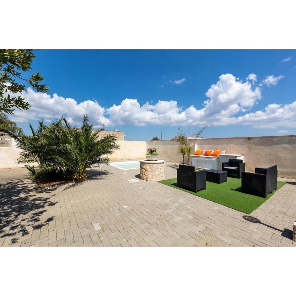 Property building, Garden, Swimming pool
