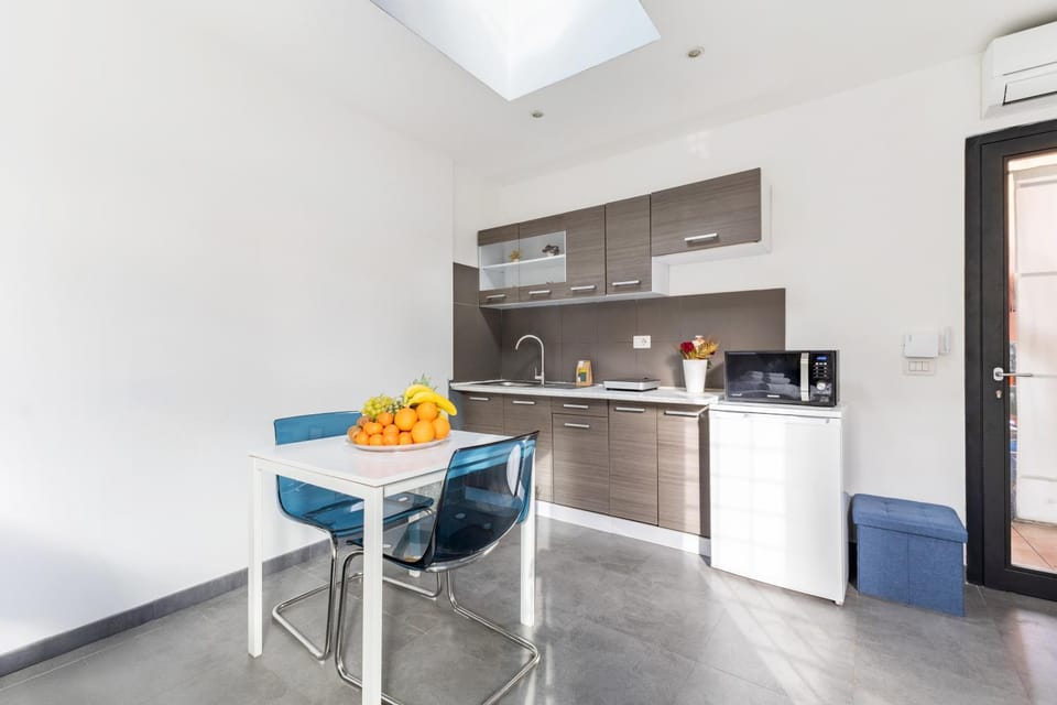Kitchen or kitchenette, Dining area, stove