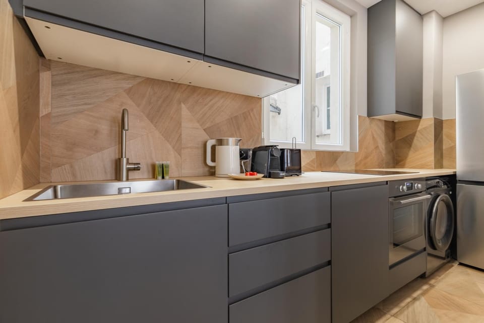 Coffee/tea facilities, Kitchen or kitchenette, oven, stove, washing machine