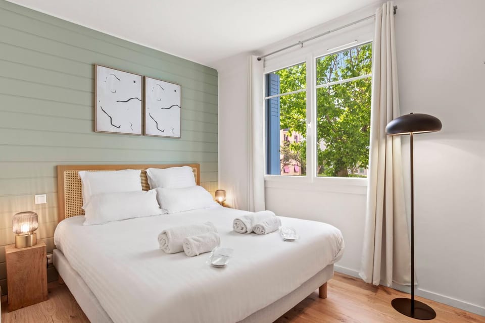 Photo of the whole room, Bedroom