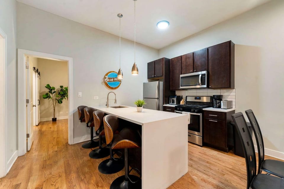 4BR 3BA Pilsen Retreat - 10 Min from Downtown Apartment in Lower West Side