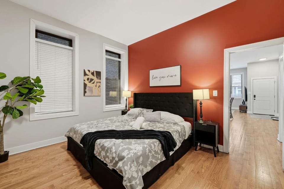 4BR 3BA Pilsen Retreat - 10 Min from Downtown Apartment in Lower West Side