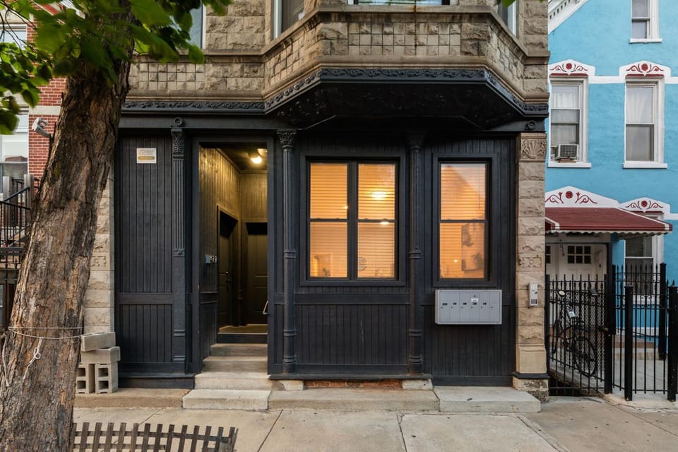 4BR 3BA Pilsen Retreat - 10 Min from Downtown Apartment in Lower West Side