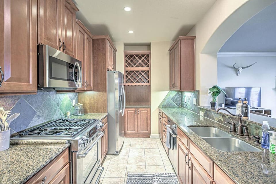 3 BDRM Condo I Lake Views and Marina I Mins To DT Apartment in Lake Austin
