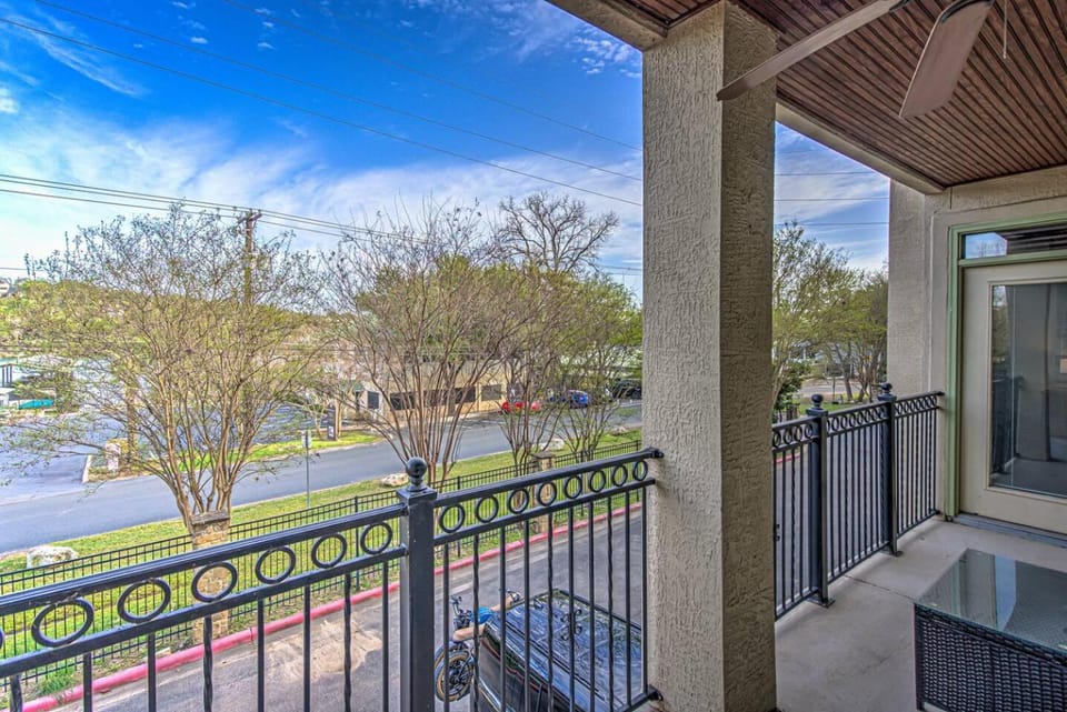 3 BDRM Condo I Lake Views and Marina I Mins To DT Apartment in Lake Austin