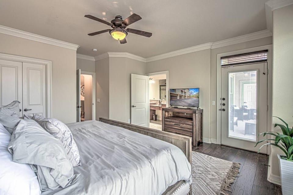 3 BDRM Condo I Lake Views and Marina I Mins To DT Apartment in Lake Austin