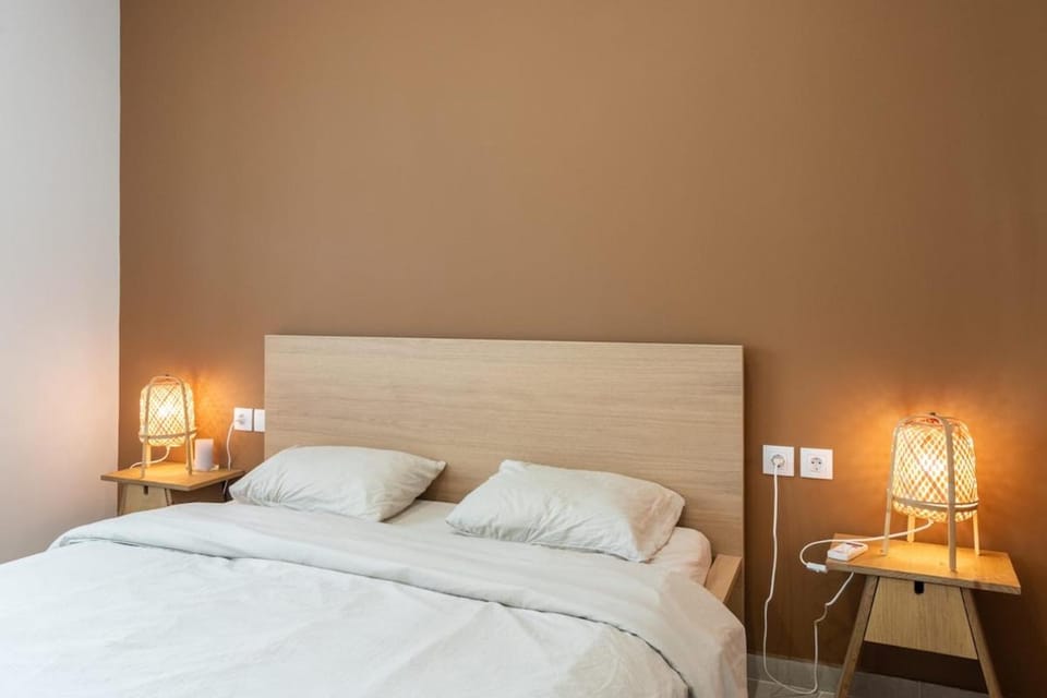 Photo of the whole room, Bedroom