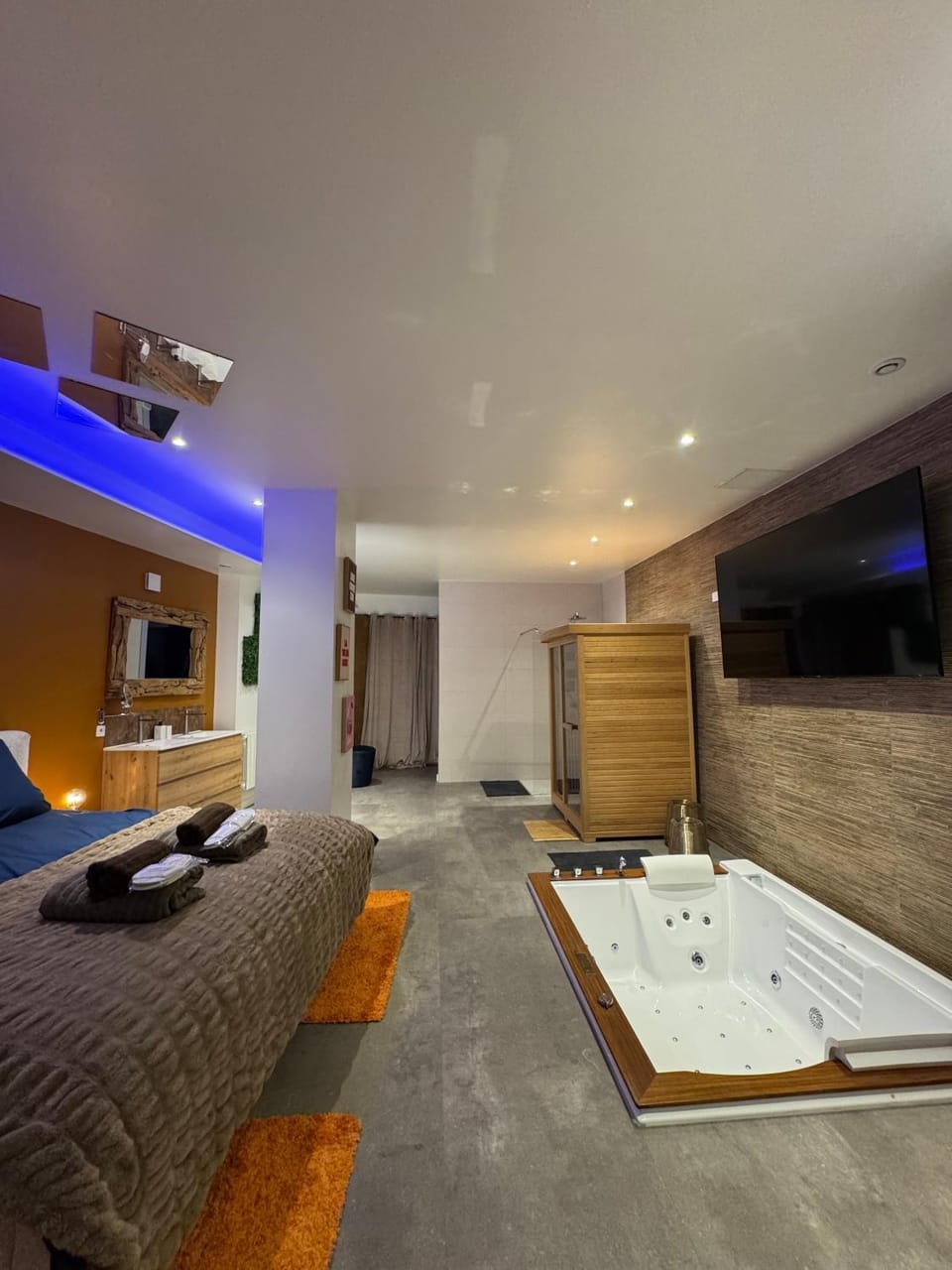 Bed, Hot Tub, TV and multimedia, Spa and wellness centre/facilities, towels