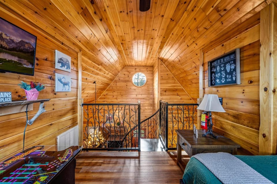 Treehouse Hot Tub Jacuzzi Arcade Pets House in Sevier County