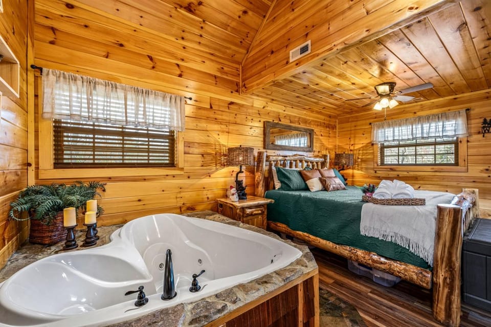 Treehouse Hot Tub Jacuzzi Arcade Pets House in Sevier County