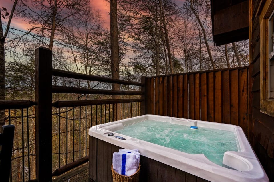 Treehouse Hot Tub Jacuzzi Arcade Pets House in Sevier County