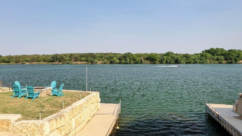 City Escape Lakefront Boat Dock Fishing House in Kingsland