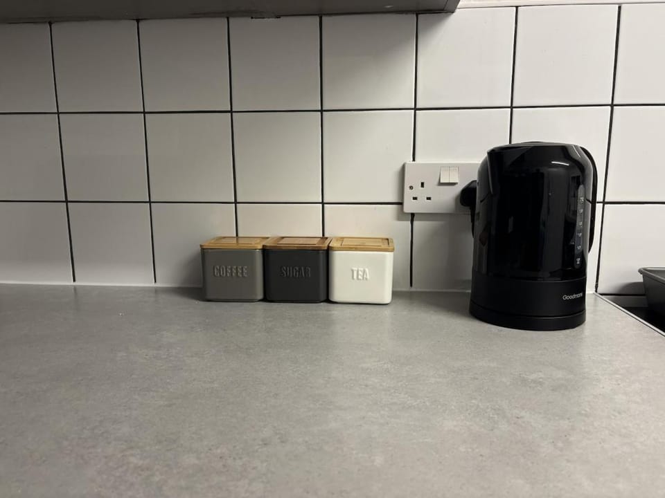 Free parking & easy M1 and A421 access House in Bedford