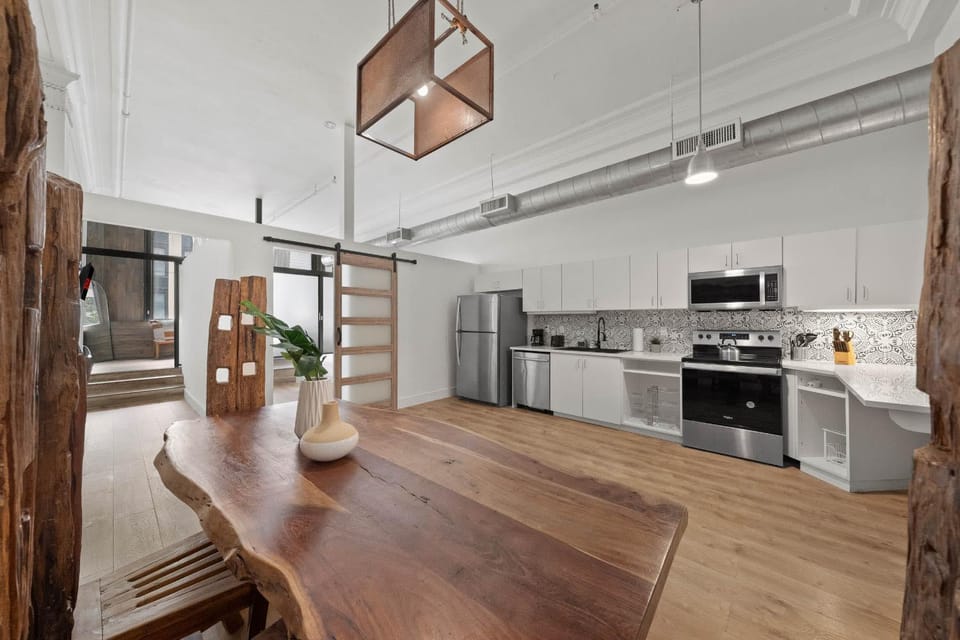 Party in Gaslamp 4BR Downtown Pad with Bathtub Apartment in Gaslamp Quarter