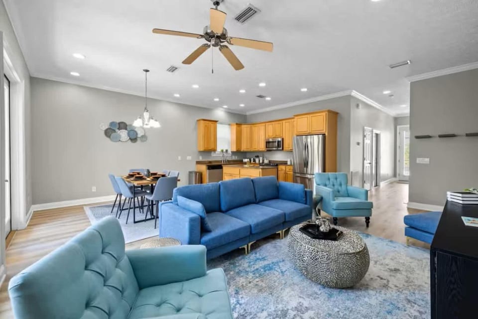 Kitchen or kitchenette, Living room, Seating area, Dining area, pet friendly