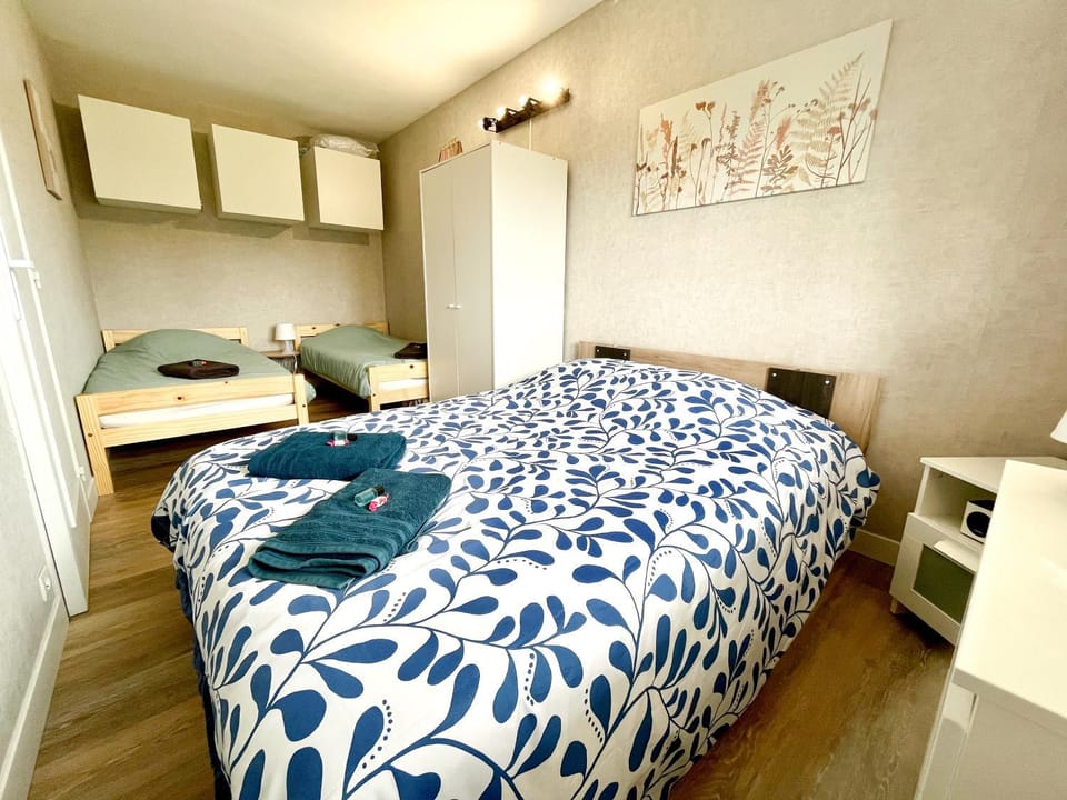 Bed, Photo of the whole room, Bedroom, wardrobe