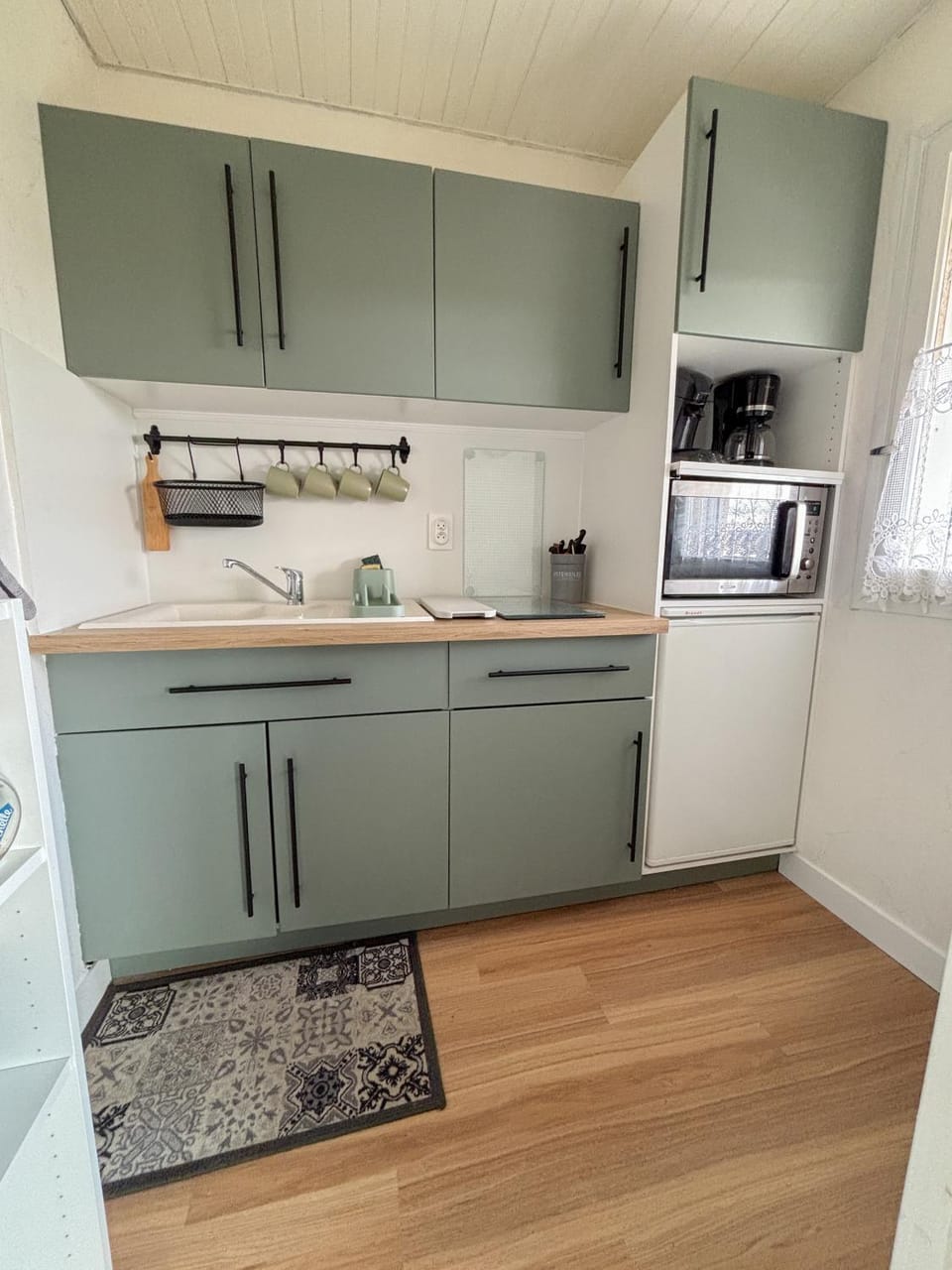 Coffee/tea facilities, Kitchen or kitchenette, microwave, stove, kitchen