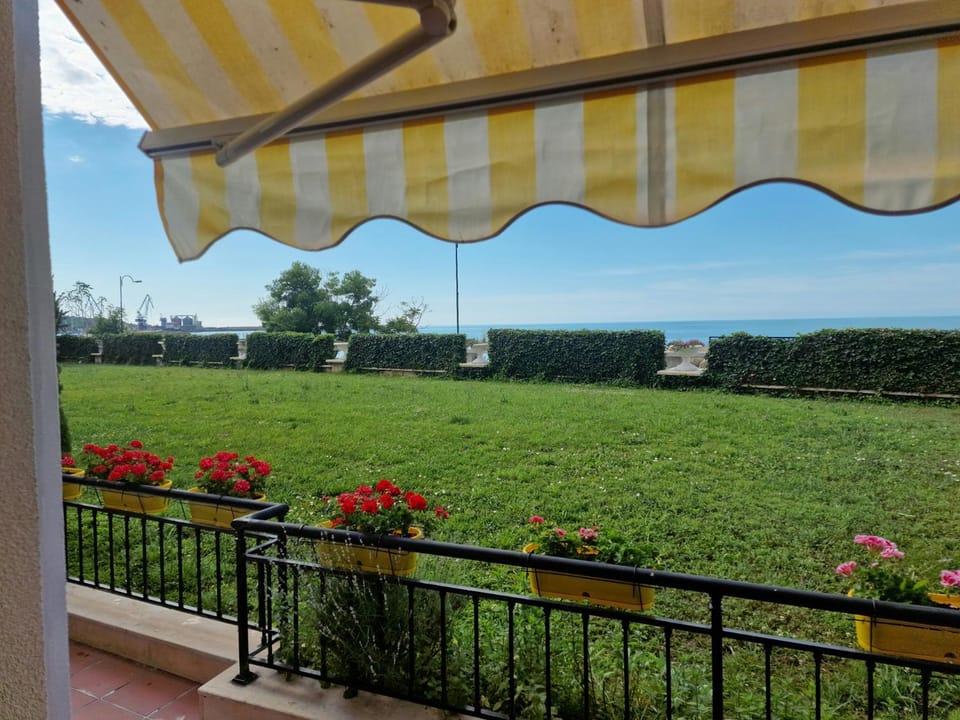 Garden, Garden, Balcony/Terrace, Garden view