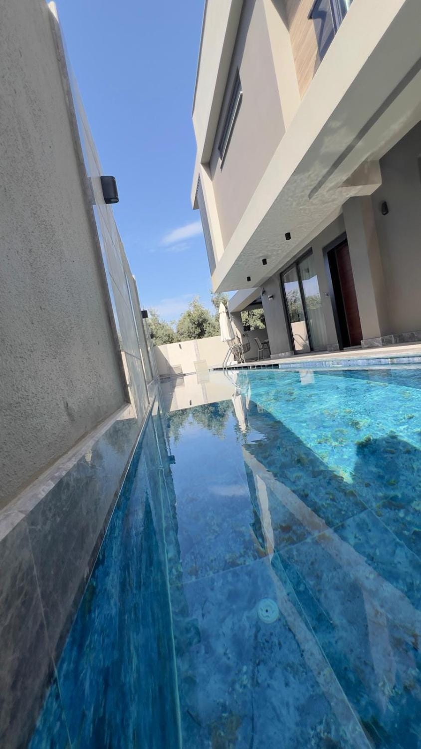 Day, Swimming pool