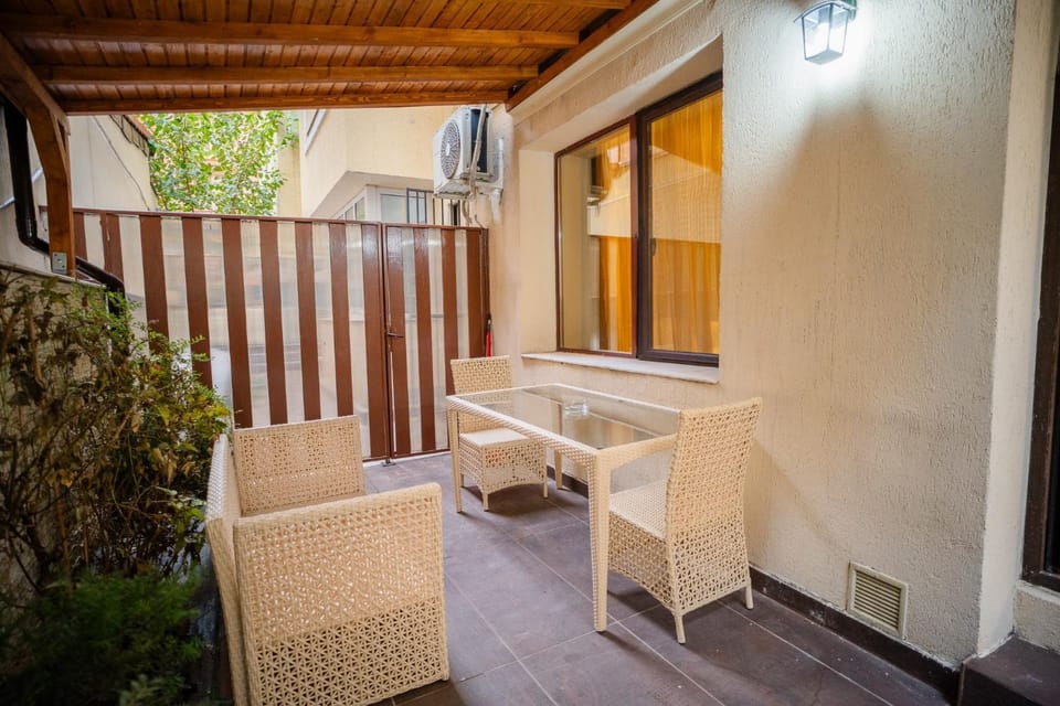Patio, Day, Balcony/Terrace, Seating area