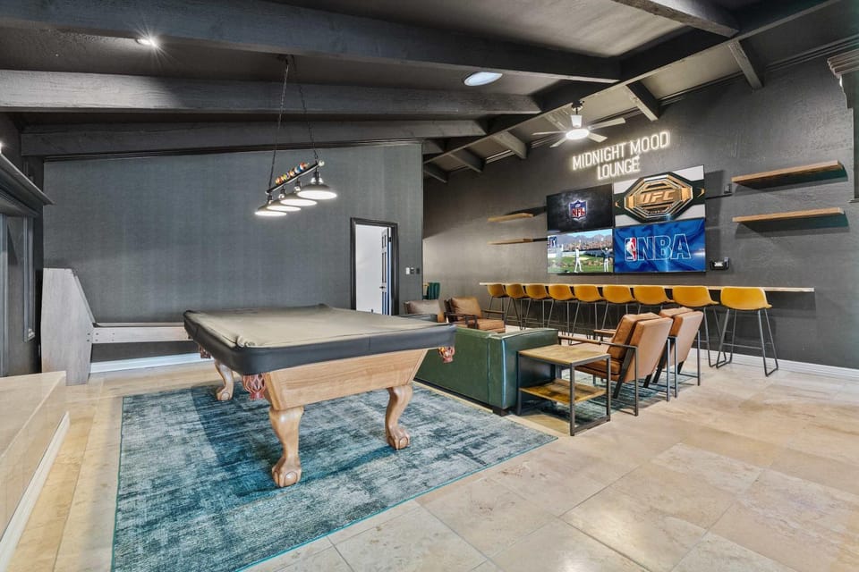 Built Into A Mountain - Heated Pool & Sports Lounge House in Phoenix