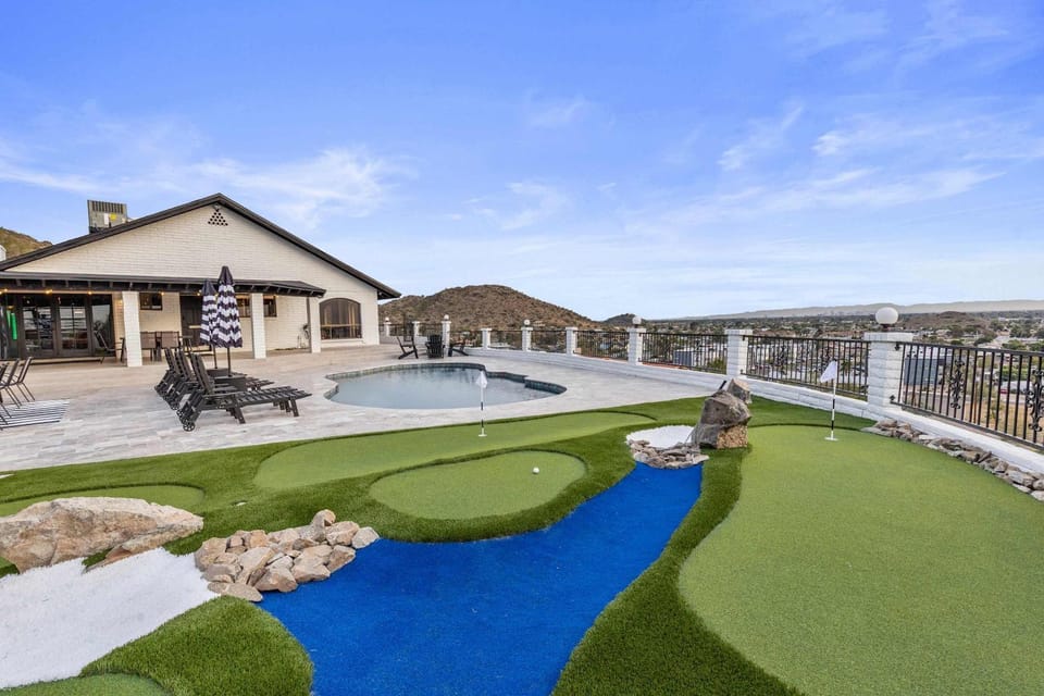 Built Into A Mountain - Heated Pool & Sports Lounge House in Phoenix