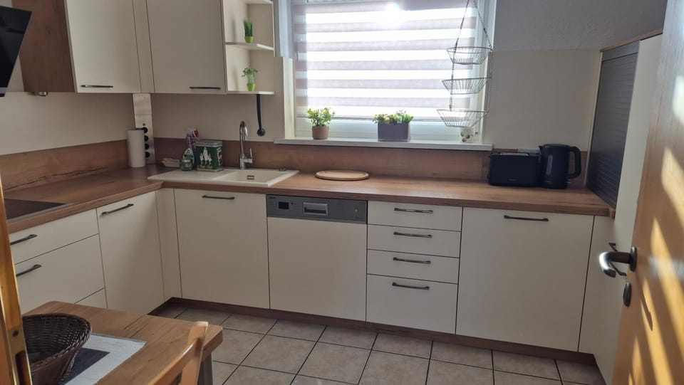 Coffee/tea facilities, Kitchen or kitchenette, dishwasher, oven, stove, toaster