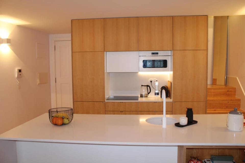 Coffee/tea facilities, Kitchen or kitchenette, stove