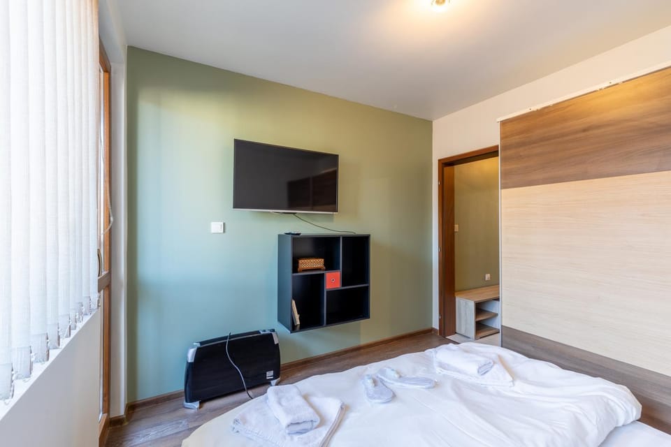 Bed, TV and multimedia, Photo of the whole room, Bedroom