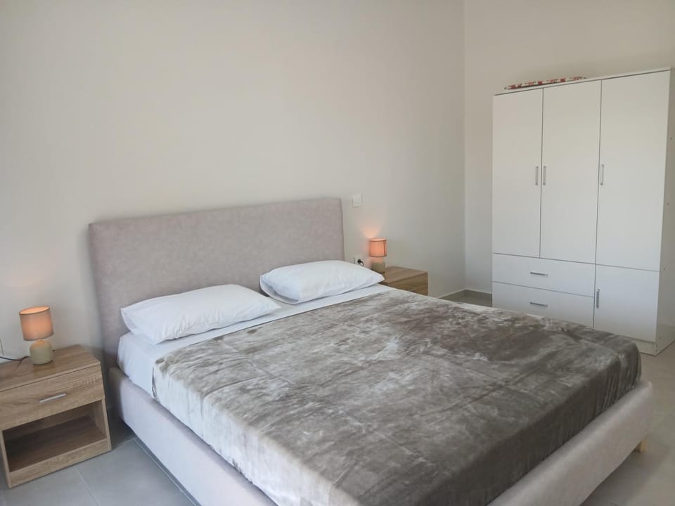 GEORGIAS Apt,brand new 2025 modern Apt in the center of Alikanas Apartment in Alikanas