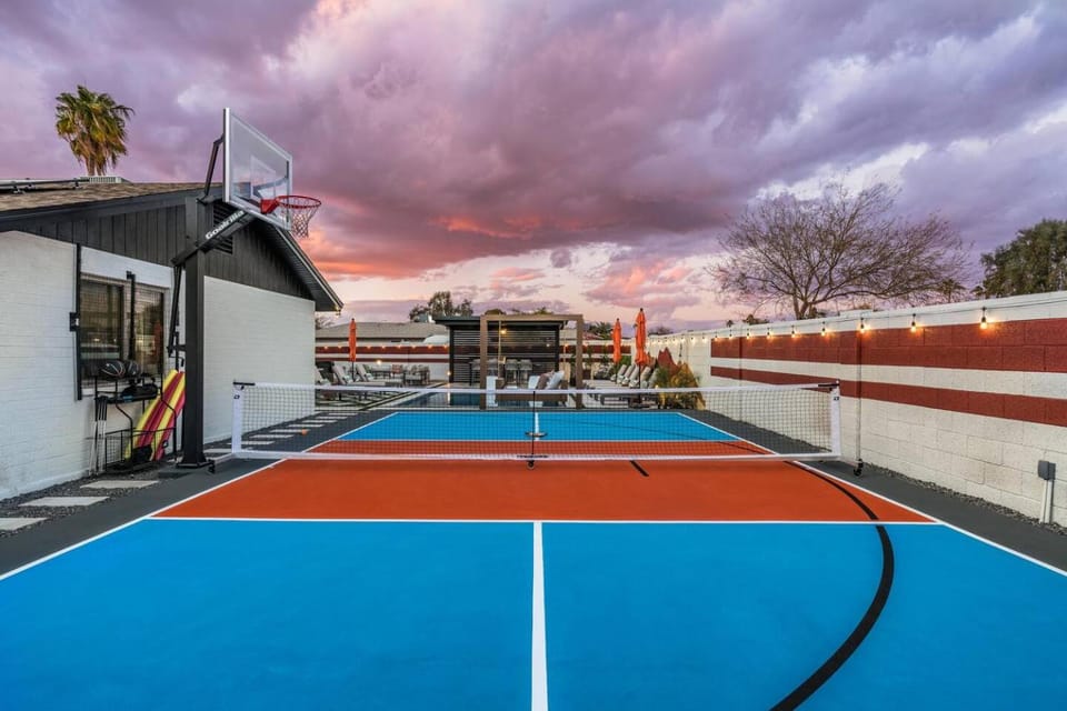 7BR Lux Pool & Pickleball Oasis w/Speakeasy House in Scottsdale