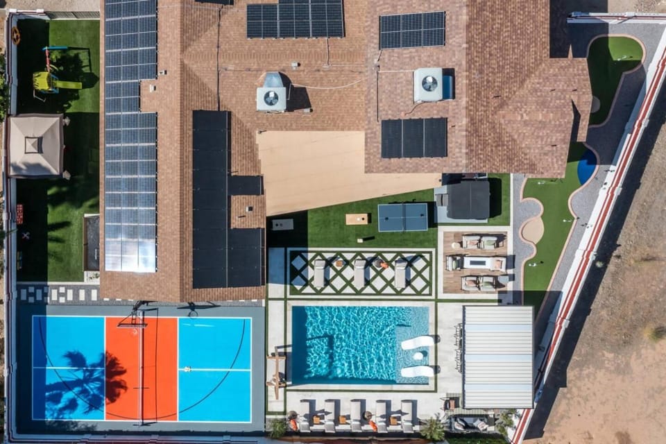 7BR Lux Pool & Pickleball Oasis w/Speakeasy House in Scottsdale