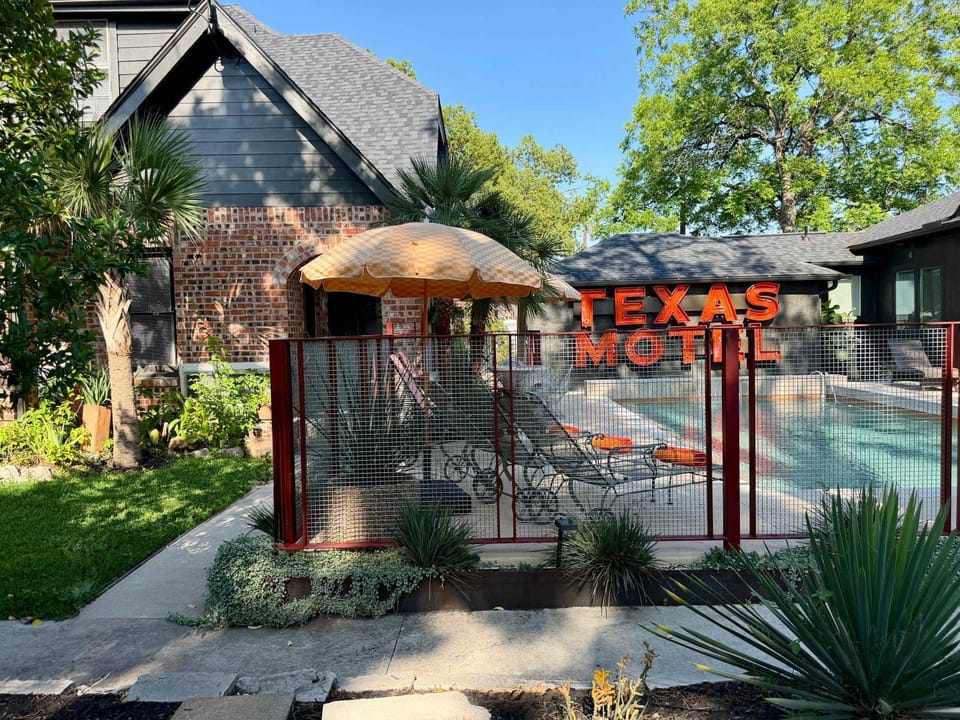 poolside getaway with courtyard, hot tub, Easy World Cup Access House in Harris County