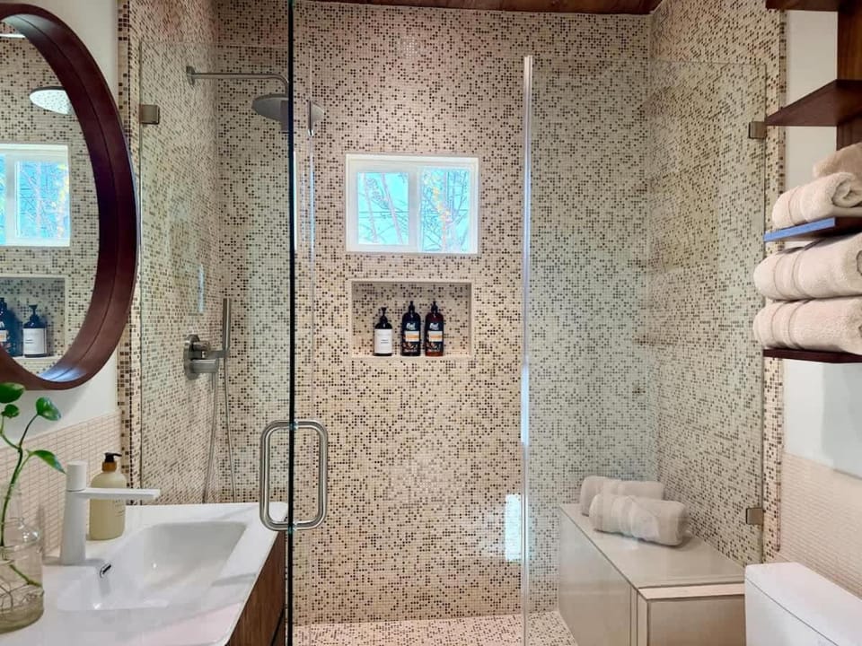 poolside getaway with courtyard, hot tub, Easy World Cup Access House in Houston