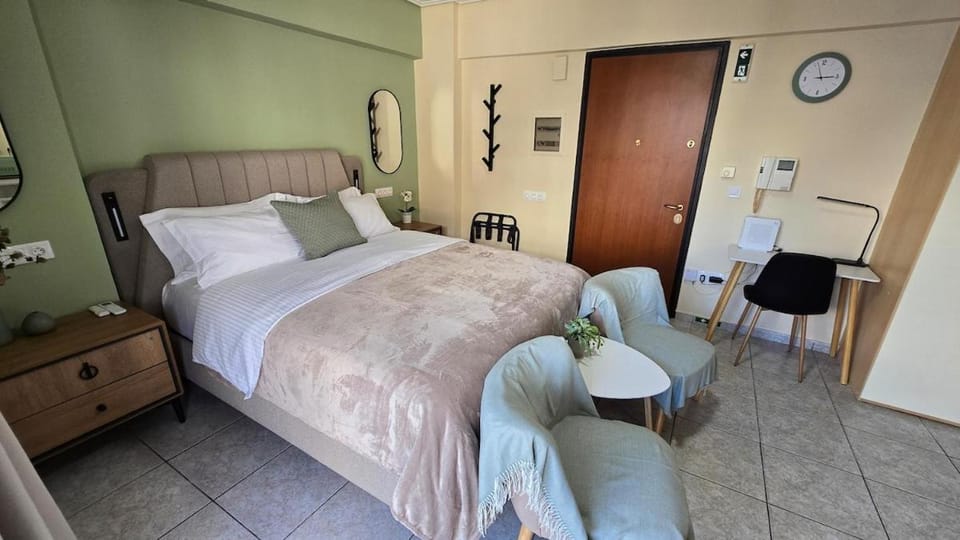 Bed, Living room, Photo of the whole room, Seating area, Bedroom