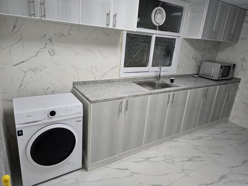 Modern Queen Room, Dubai City View, Private & Peaceful, 8 Mints Walk To Dubai Vacation rental in Al Sharjah