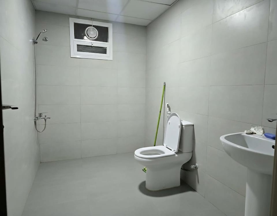 Modern Queen Room, Dubai City View, Private & Peaceful, 8 Mints Walk To Dubai Vacation rental in Al Sharjah