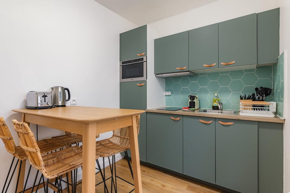 Coffee/tea facilities, Kitchen or kitchenette, Dining area, oven, stove, toaster