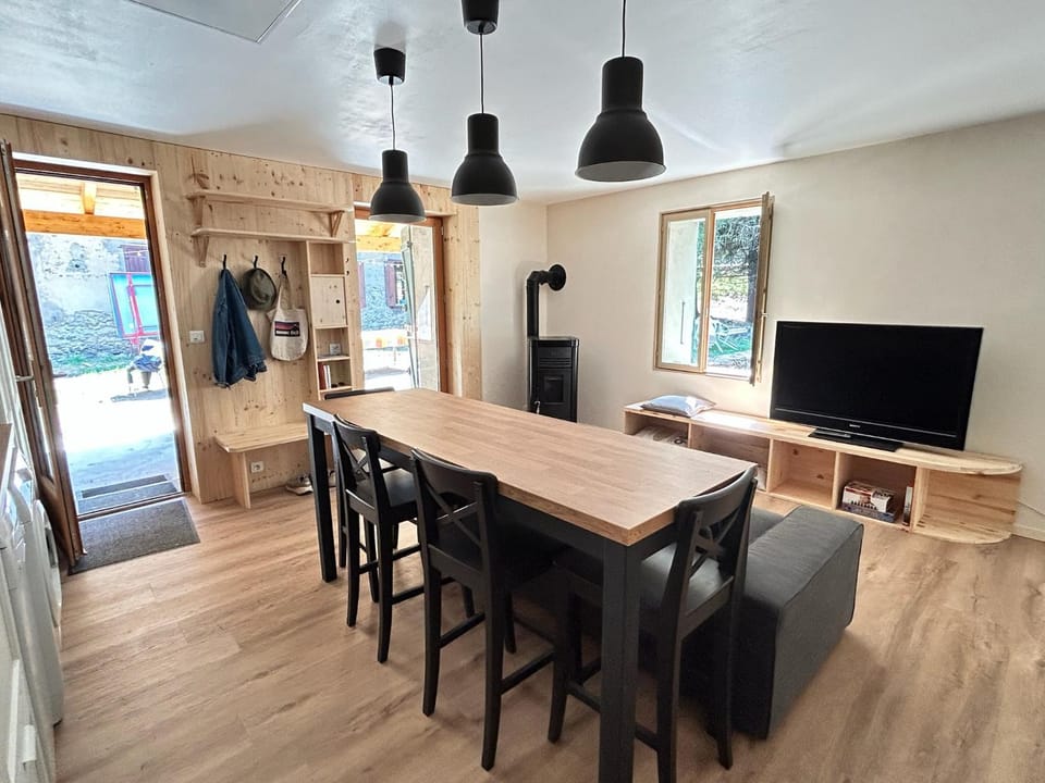 Communal lounge/ TV room, TV and multimedia, Kitchen or kitchenette, Living room, Seating area, Dining area