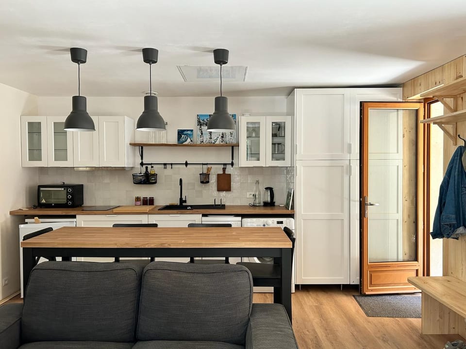 Kitchen or kitchenette, Living room, Seating area, Dining area, minibar, stove