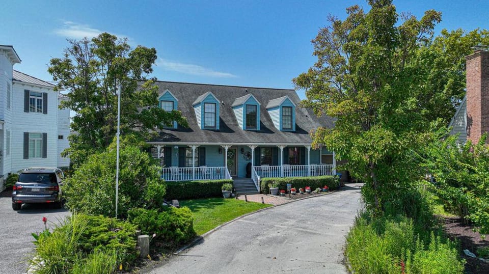 Spacious home with heated pool, dock access, and scenic views House in Ocean Pines