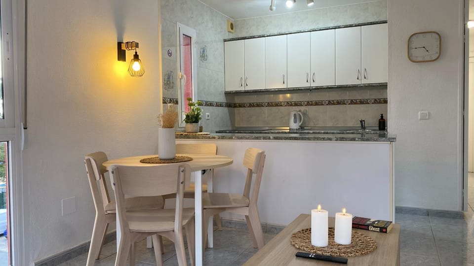 Kitchen or kitchenette, Dining area, microwave, oven