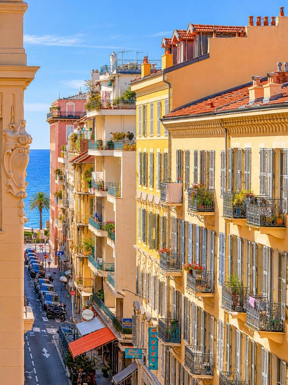Property building, Day, Neighbourhood, Natural landscape, City view, Sea view, Street view, Location