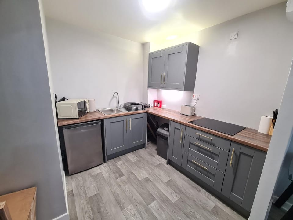 Coffee/tea facilities, Kitchen or kitchenette, stove, toaster
