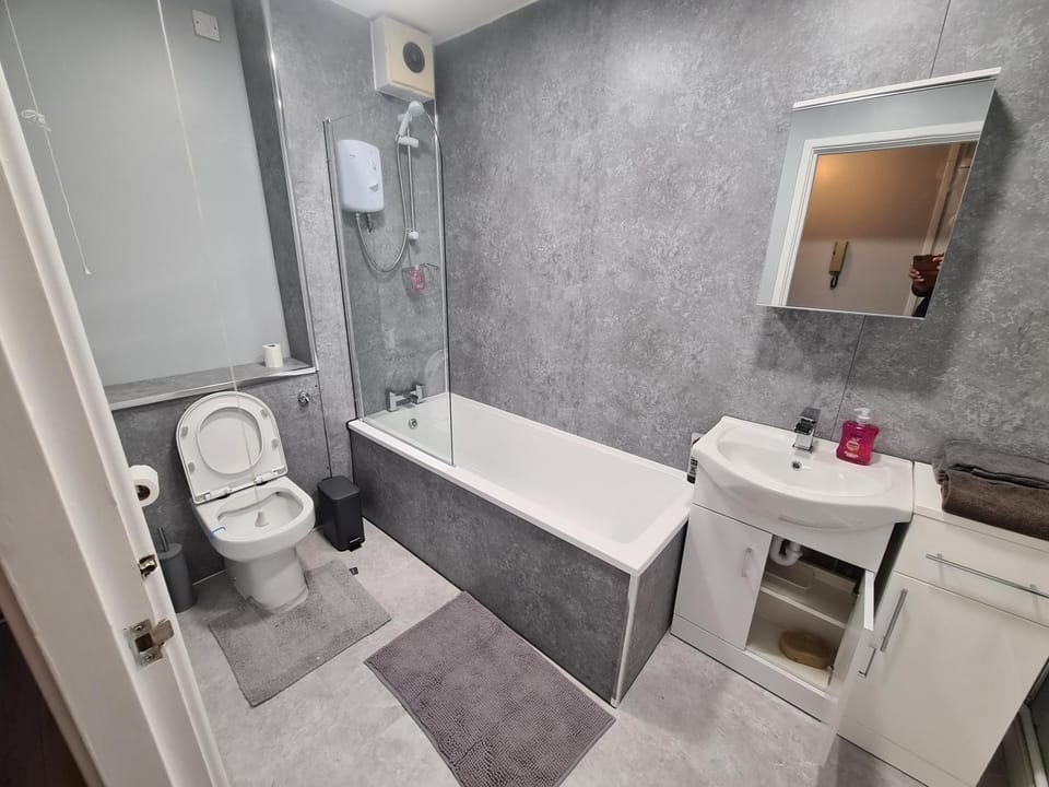 Shower, Toilet, Bathroom, Bath, towels